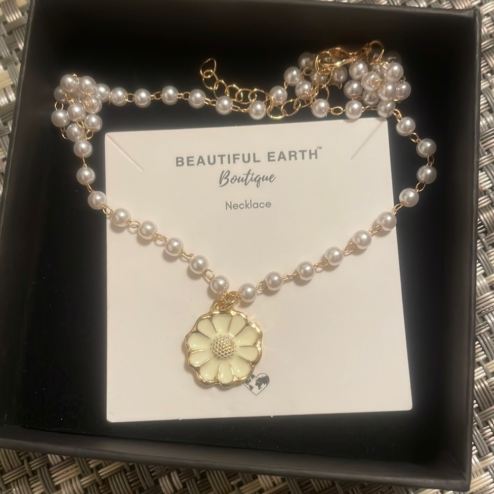 Flower and pearls necklace